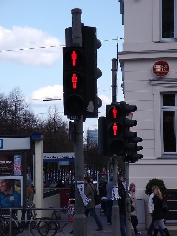 34. Hamburg'ta neredeyse tüm trafik ışıklarında bir tanesinin bozulma durumuna karşı iki adet kırmızı ışık bulunmaktadır.