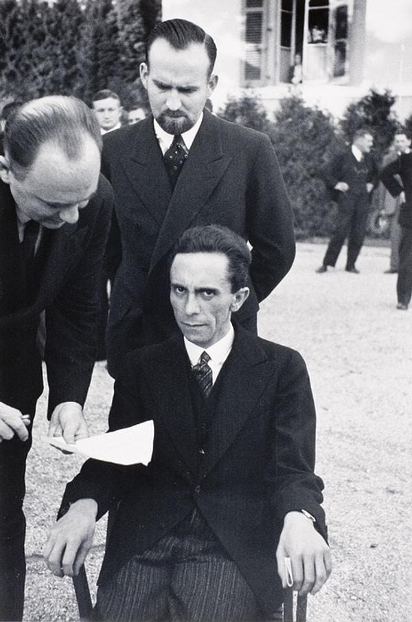 22. Yahudilerden nefret eden Joseph Goebbels'in, fotoğrafı çeken kişinin yahudi olduğunu öğrendiği an...