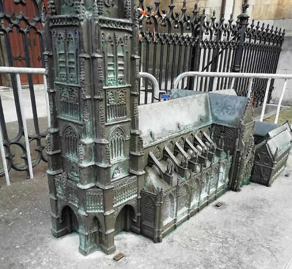 2. Эта миниатюрная церковь позволяет слепым людям понять, как выглядит здание