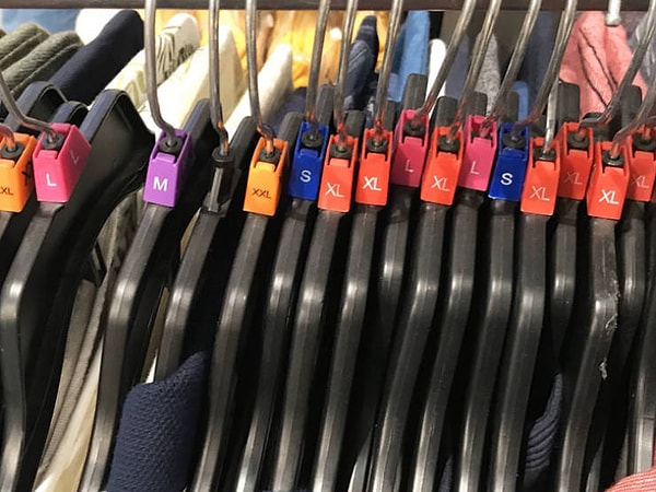 10. Размер футболки указан на самой вешалке. Нет необходимости проверять каждую футболку, чтобы найти правильный размер.