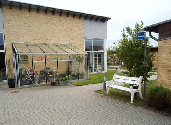 16. У этого дома престарелых есть поддельная автобусная остановка, чтобы не дать жителям с деменцией потеряться на улице