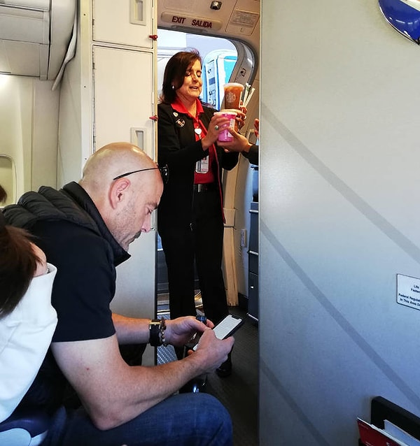 18. Сотрудник аэропорта прибежала в самолет с заказами Starbucks для 3 пассажиров, которые не успели забрать их до окончания посадки