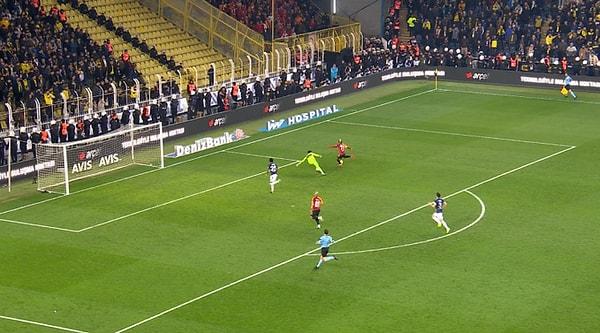 90+7. dakikada Galatasaray'da savunma arkasına hareketlenen Onyekuru, karşı karşıya kaleci Altay'dan sıyrılarak skoru 3-1'e getirdi.