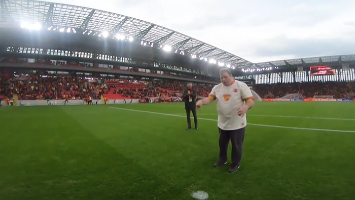 Sevgiyi Paylaşmak için Engel Yok: Göztepe Tribünlerinin Sevilen İsmi Zeki Sergen Hasçetin'den Müthiş Gol!