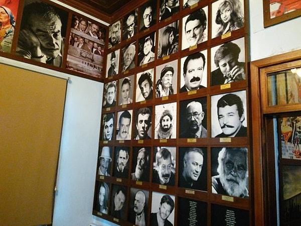 14. Onlarca değerli sanatçıyı bize kazandıran Adana'daki Sinema Müzesi'ni mutlaka gezin. Yılmaz Güney, Abidin Dino ve Orhan Kemal heykellerine bizim gibi bakakalın.