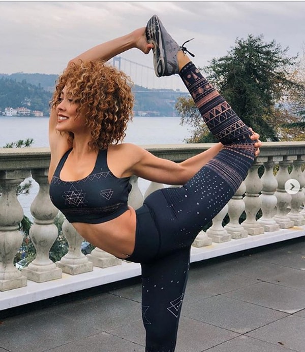 11. Звезда Instagram, турецкая модель, путешественница, инструктор по йоге. Рекламировала косметику Lancome в Турции.