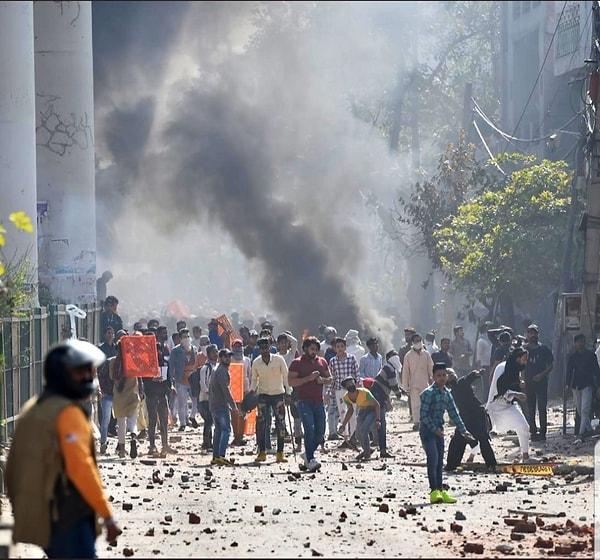 1. Hindistan'da birkaç gündür Müslümanlar ve Müslüman olmayan insanlar arasında ciddi çatışmalar yaşanıyor.