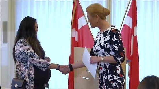 В Дании человеку, отказавшемуся пожать руку, отказали в гражданстве