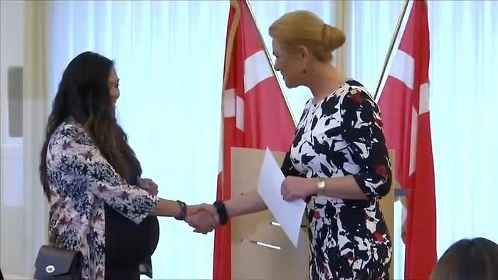 В Дании человеку, отказавшемуся пожать руку, отказали в гражданстве