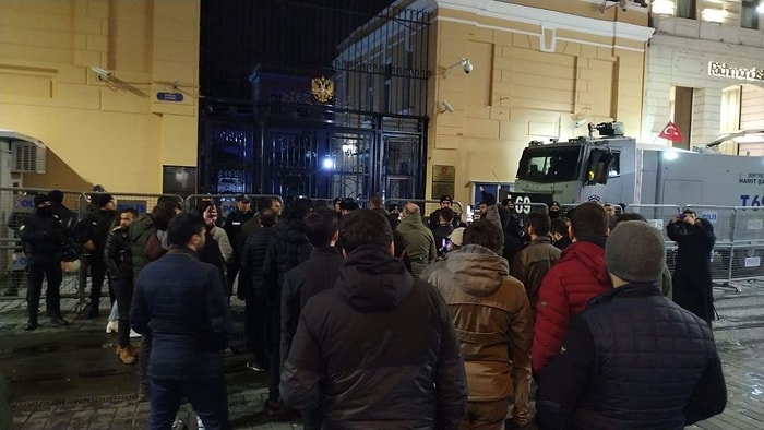 Rusya İstanbul Başkonsolosluğu Önünde Protesto: 'Katil Rusya, Katil Putin'