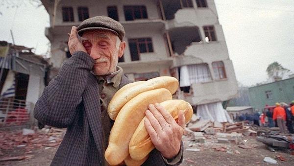 10. Marmara depremi sonrası elindeki ekmeklerle ağlayan dede...