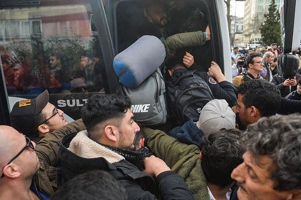 Göçmenlerin bir kısmı dün İstanbul Vatan Caddesi'nden kaldırılan otobüslerle bir kısmı da Esenler Otogarı'ndan özel firmaların düzenlediği seferlerle Edirne'ye doğru yola çıkmıştı.