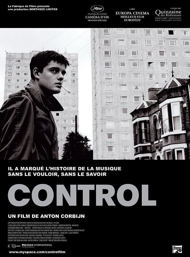 Ian’ın intiharından 16 gün önce Birmingham Üniversitesi’ndeki son Joy Division performansının kaydı, yürek burkan bir anı olarak kaldı.