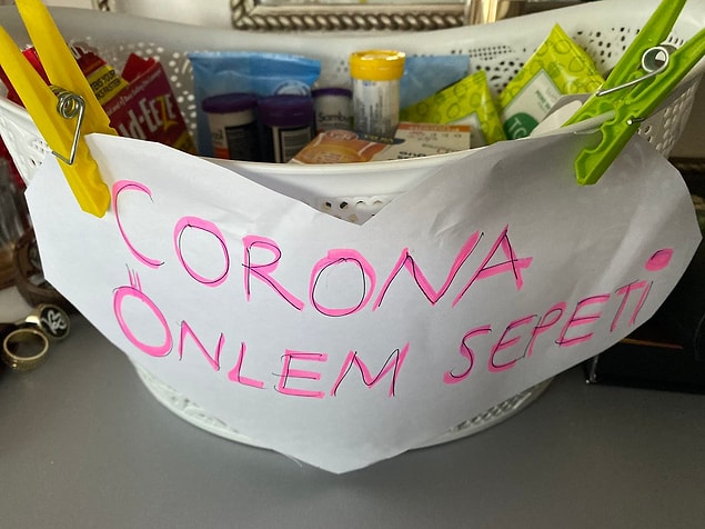 Sıla'nın annesi gördüğünüz gibi şu şekil bir Corona sepeti hazırlamış. Dünyanın en mantıklı seti şu an bu sepette olabilir!