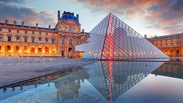 Başkenti Paris’te bulunan dünyaca ünlü Louvre Müzesi bugün bir kez daha kapılarını ziyaretçilere kapattı.