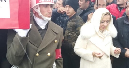 İYİ Parti Milletvekilinin, Şehidin Cenaze Namazı Kılınırken Ön Safa Geçmesine Tepki Yağdı: #FotoğrafınBatsın