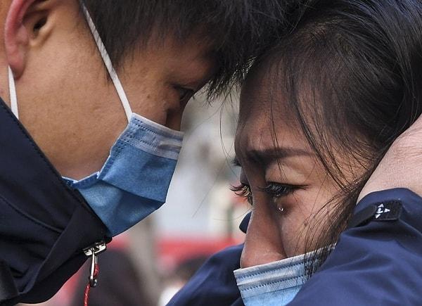 1. Tıp çalışanı adam, yardım için Wuhan'a gitmeden önce eşine veda ediyor...