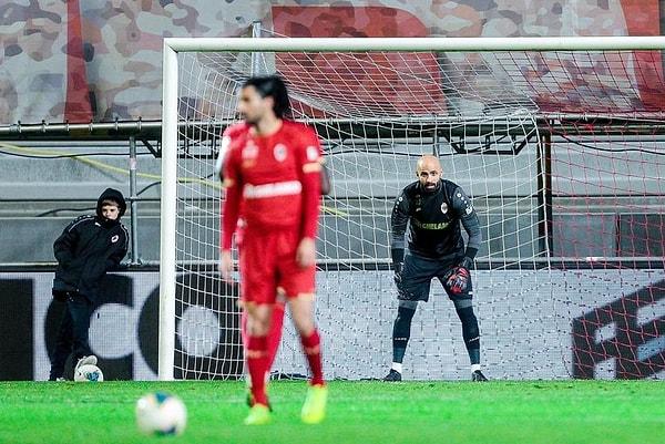 Royal Antwerp'in sahasında Oostende'yi 3-1 yendiği maçta Sinan Bolat, yine takımının kalesini koruyan isimdi.