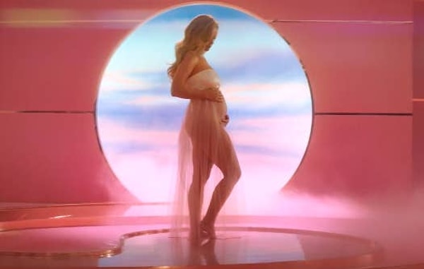 В клипе появились кадры, где заметно, что певица ожидает ребенка.