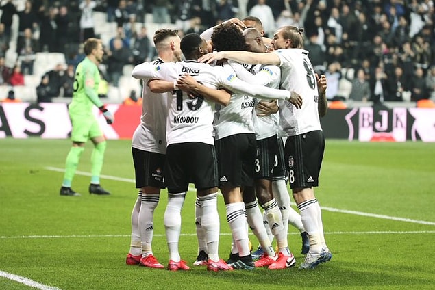 4.dakikada Beşiktaş penaltı vuruşu kazandı. Beşiktaş, Burak Yılmaz'ın penaltıdan attığı golle 1-0 öne geçti.