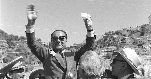 27 Mayıs 1960 darbesiyle beraber Başbakan Adnan Menderes'e birçok dava açılmış, bu davaların bazılarından beraat etmiş bazılarından da ceza almıştı.