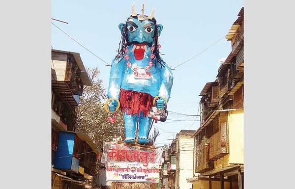 Праздник Холи - это яркий красочный весенний индийский фестиваль, популярный во всем мире и известный ритуалом огня, когда силы, представленные как "дьявол", поджигаются, что символизирует победу добра над злом. Вчерашний ритуал проводился за день до Фестиваля цветов Холи.