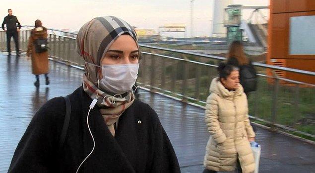 Metrobüse binen bazı vatandaşlar, maske takıp el dezenfektanı kullandı.