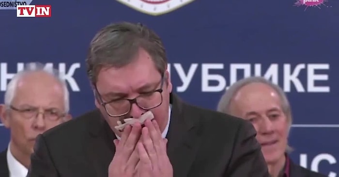 Sırbistan Cumhurbaşkanı Aleksandar Vucic, Koronavirüs Konusunda Açıklama Yaparken Şiddetli Şekilde Öksürmeye Başladı!