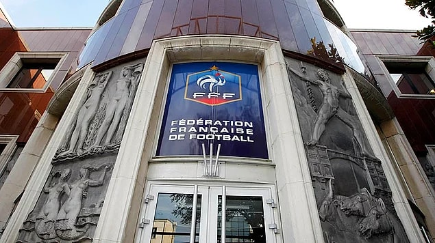 37. Fransa Futbol Federasyonu Başkanı Noel Le Graet, ülkedeki amatör ve profesyonel tüm liglerin askıya alındığını duyurdu.