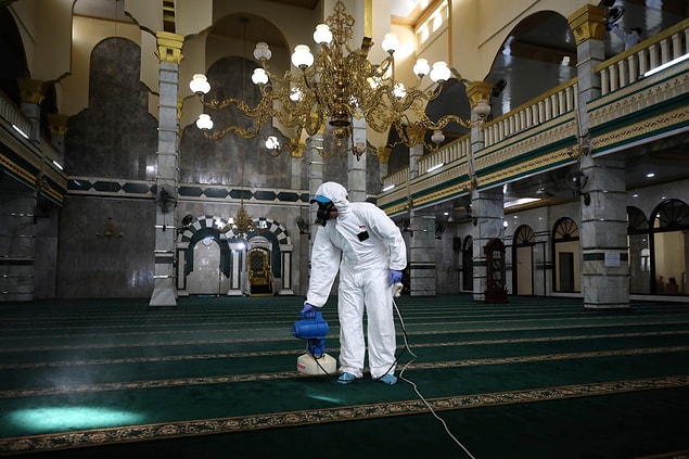 Hollanda'daki camilerde cuma namazları yasaklandı