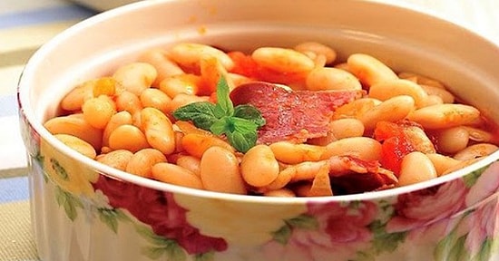 Pastırmalı Kuru Fasulye Tarifi: Herkesin Severek Yediği ve Oldukça Faydalı Olan Pastırmalı Kuru Fasulye Nasıl Yapılır?