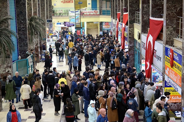 'Öğrenciler yurtlarda kalmamalı'