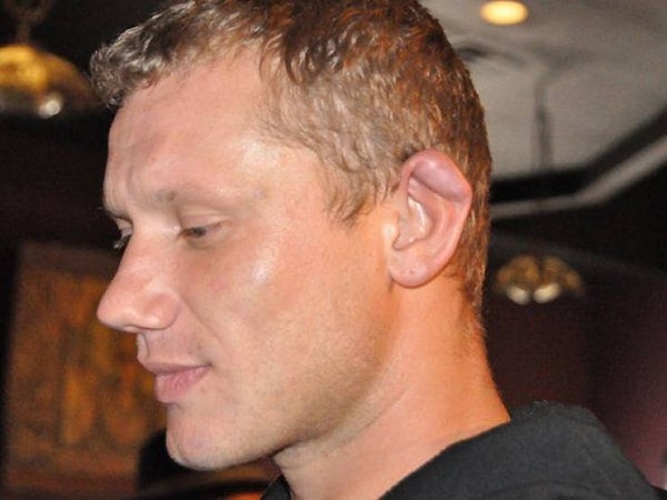 1. У борцов бывают такие уши из-за того, что кровь накапливается там после ударов и не рассасывается должным образом.