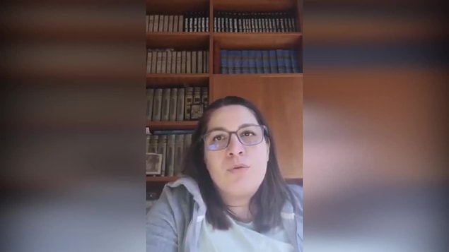 İtalya'dan sosyal medyaya yansıyan görüntüler hakkında da konuşan Senem Önen, insanlarn moral amaçlı balkonlardan şarkı söylediklerini ve bunun güzel bir şey olduğunu dile getirdi. Ancak bizlerin sadece bu güzel şeyleri gördüğünü ve hastanelerde ölen insanları görmediğimizi de sözlerine ekledi.