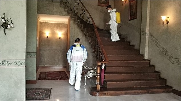 En azından bir karar alınana kadar da boş durmayıp setini dezenfekte eden Bir Zamanlar Çukurova yapımcılarını tebrik ediyoruz.
