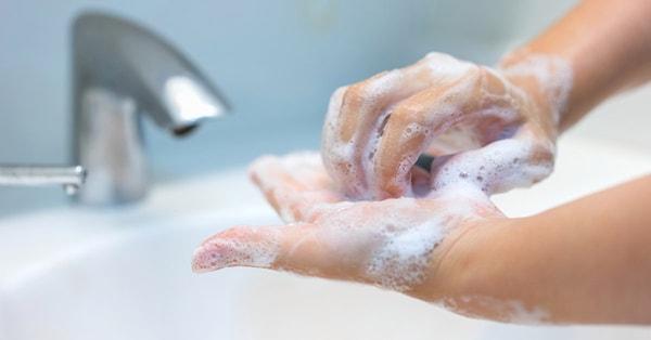 Tüm dünya Koronavirüs sebebiyle alarmdayken, tüm uzmanlar virüsten korunmanın en iyi yolunun elleri 20 saniye boyunca yıkamak olduğunu söylüyor.