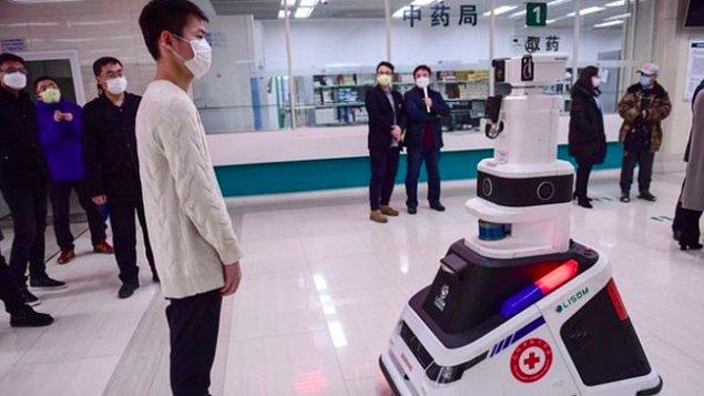 Alışveriş merkezlerinin önüne konumlandırılmış robotlar, çevredeki insanların vücut ısısını kontrol ediyor. Böylelikle ateşi olanlar tespit edilerek hastalığın yayılmasını engelliyor.