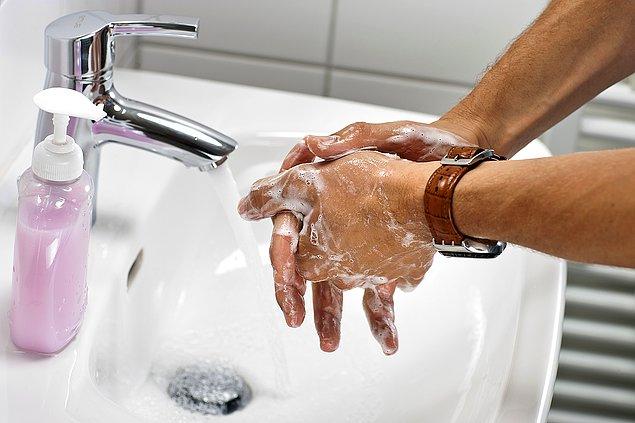 1. Ellerinizi sık sık yıkayın ancak şüpheli bir temasta bulunmadıysanız durduk yere suya sokmayın, dezenfektan ve kolonya kullanmayın.
