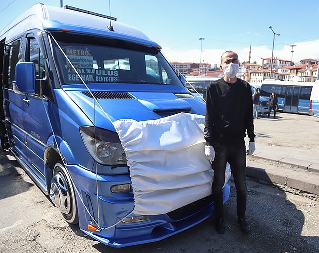 Dezenfeksiyon çalışmalarını da anlatan Kaya, dolmuşların tavanında, yolcuların tutunduğu yerlerde, şoförün para kasasının bulunduğu bölümde, kapı girişlerinde ve metal kısımlarda ilaçlama ve temizlik işlemi yapıldığını söyledi.