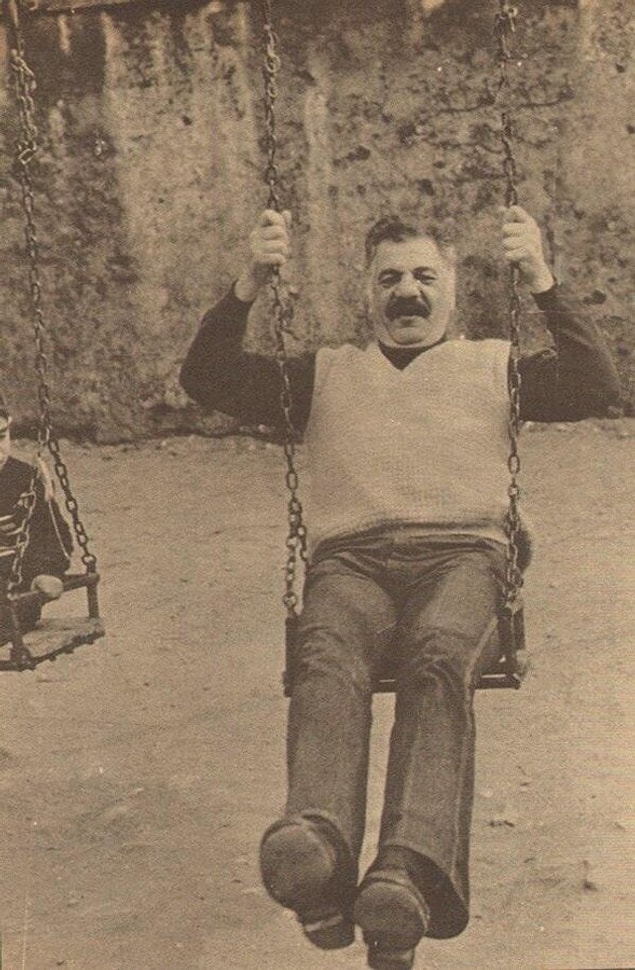 21. Yeşilçam'ın 'Kötü Adamı' Erol Taş'ın salıncak keyfi, İstanbul, 1988.