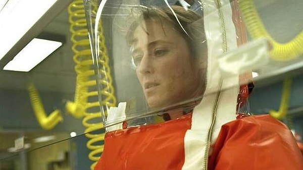 Бернс сказал в интервью голливудскому репортеру, что когда он писал сценарий фильма, он консультировался с ВОЗ. Так что причина, по которой мы так впечатлены, может заключаться в том, что фильм основан на научных фактах. "Более важным вопросом, чем это, является то, как общество реагирует на быстро распространяющийся вирус и его влияние на людей", - говорит Бернс.