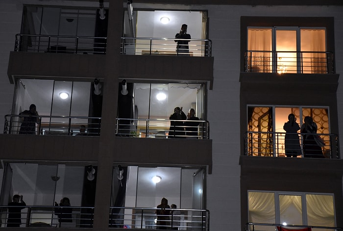 Türkiye Pencere ve Balkonlara Çıktı: Sağlık Çalışanlarına Alkışlı Destek 👏