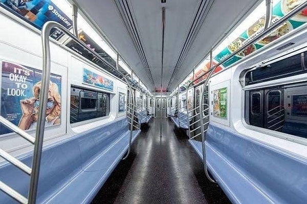 И абсолютно пустой вагон в пятницу вечером: