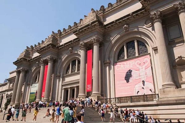 5. Посетители, выстроившиеся возле Музея Метрополитен в июле прошлого года: