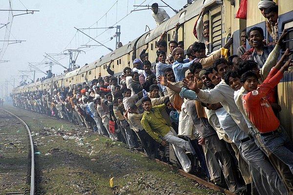 Hindistan'da toplu taşıma kısıtlandı