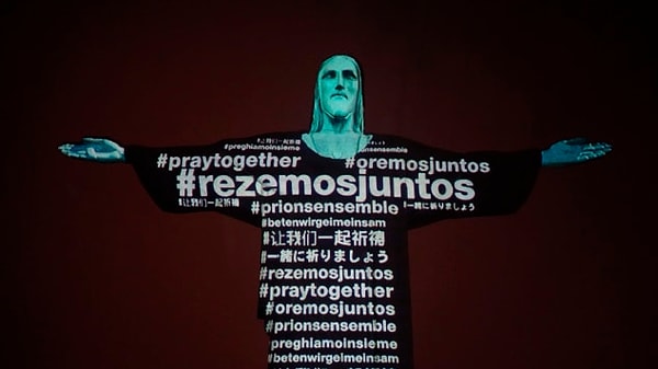 Также на статуе можно было увидеть проекцию актуального нынче послания #praytogether (молитесь вместе) на разных языках.