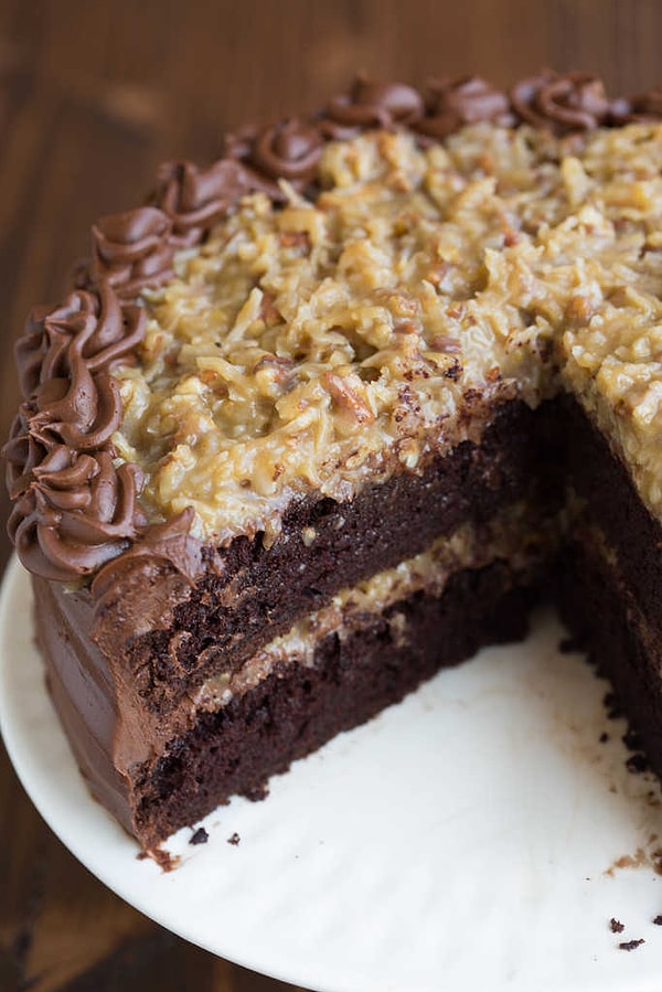 10. Orijinali 'German chocolate cake' olan Alman çikolata pastasının Almanya ile alakası yoktur. Pasta bir adamın adını almıştır.