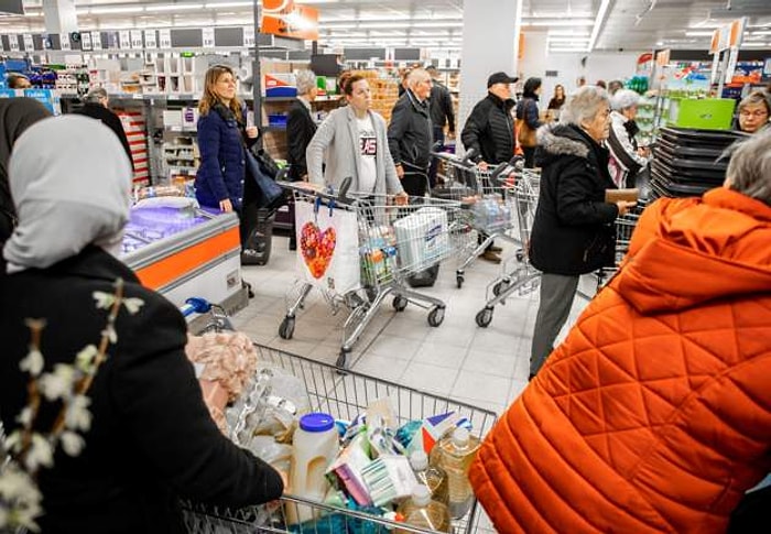 В супермаркетах Нидерландов установили часы покупок для пожилых людей