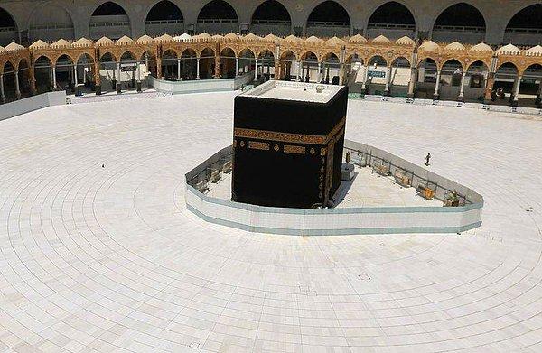 Suudi Arabistan makamları, Mekke'deki Haremi Şerif ve Medine'deki Mescidi Nebevi'de namaz kılmaya yasak getirdi.