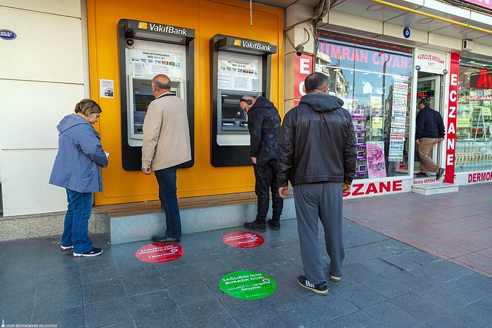 İzmir'de Sosyal Mesafe İçin Zemin Çıkartmaları Devrede